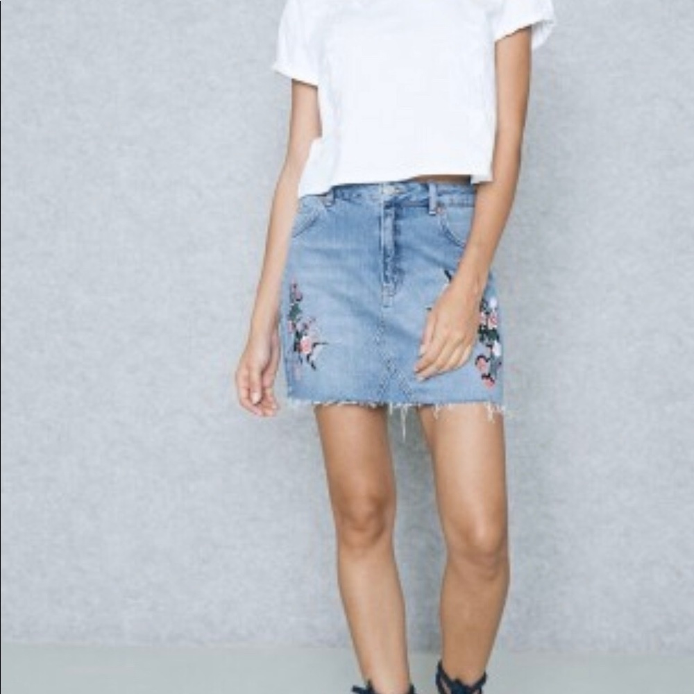 NEW TopShop Women’s Embroidered Floral Denim Skirt - Picture 5 of 7